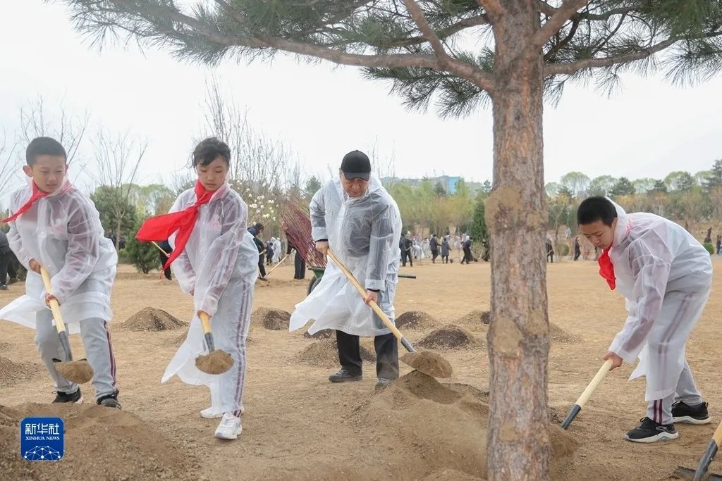 習近平在參加首都義務植樹活動時強調 掀起造林綠化熱潮 繪出美麗中國的更新畫卷